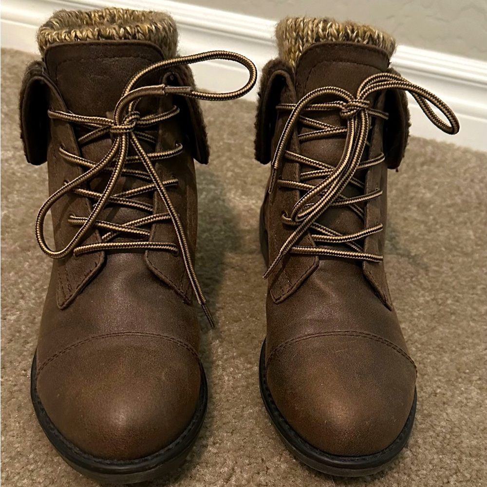 Cliffs by White Mountain Duena Lace Up Ankle Boots for Women, Size 9M
